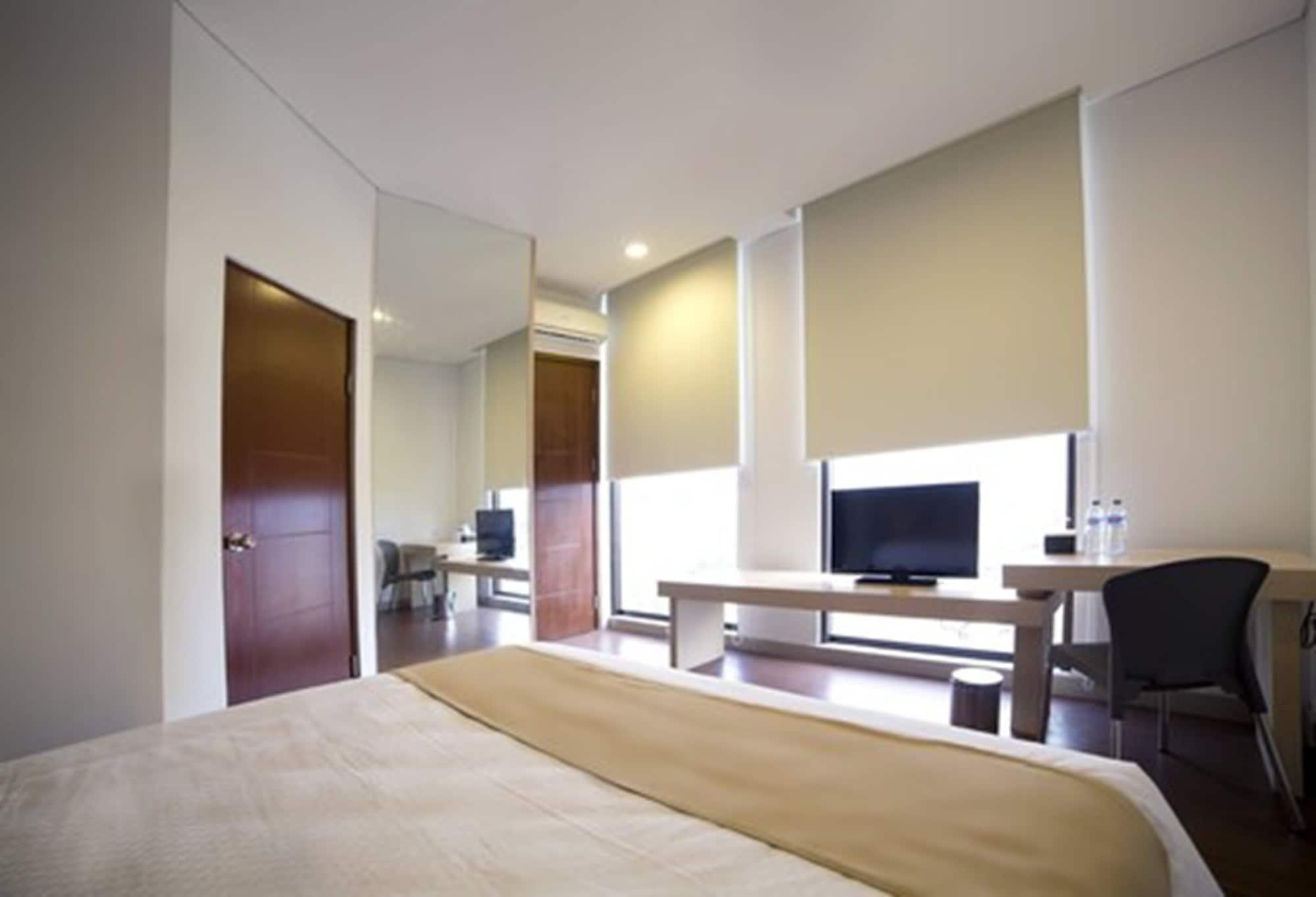 Hotel 88 Embong Malang Tunjungan Surabaya By Wh - Breakfast With The Best View On The Highest Floor And Strategic Location In The City Center מראה חיצוני תמונה