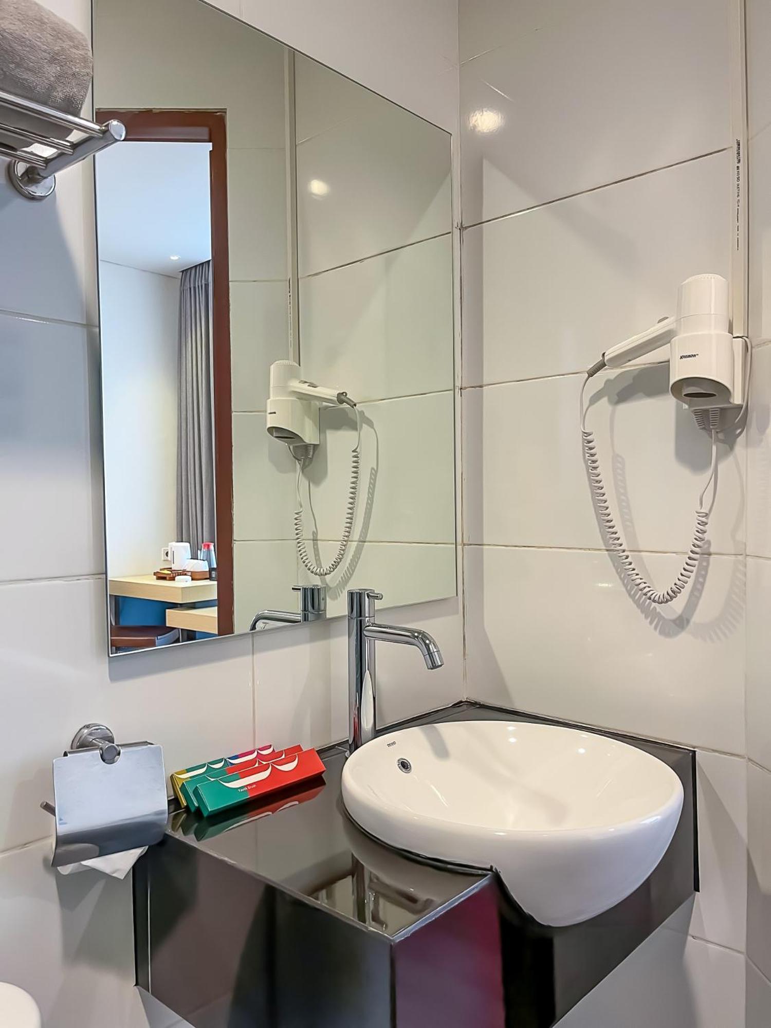 Hotel 88 Embong Malang Tunjungan Surabaya By Wh - Breakfast With The Best View On The Highest Floor And Strategic Location In The City Center מראה חיצוני תמונה