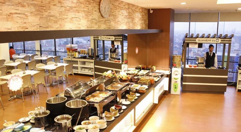 Hotel 88 Embong Malang Tunjungan Surabaya By Wh - Breakfast With The Best View On The Highest Floor And Strategic Location In The City Center מראה חיצוני תמונה