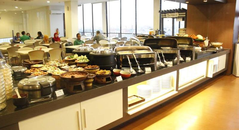 Hotel 88 Embong Malang Tunjungan Surabaya By Wh - Breakfast With The Best View On The Highest Floor And Strategic Location In The City Center מראה חיצוני תמונה