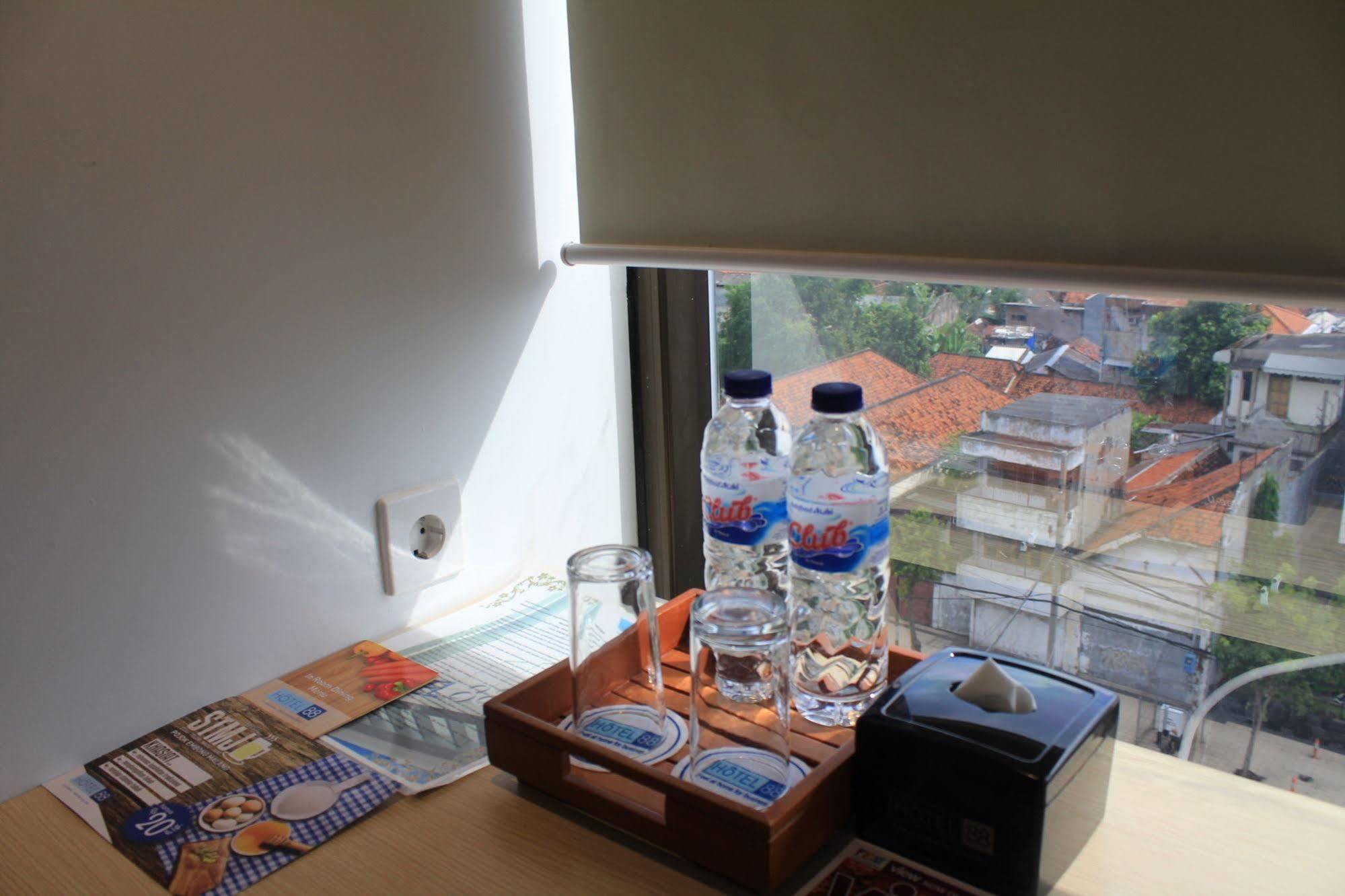 Hotel 88 Embong Malang Tunjungan Surabaya By Wh - Breakfast With The Best View On The Highest Floor And Strategic Location In The City Center מראה חיצוני תמונה
