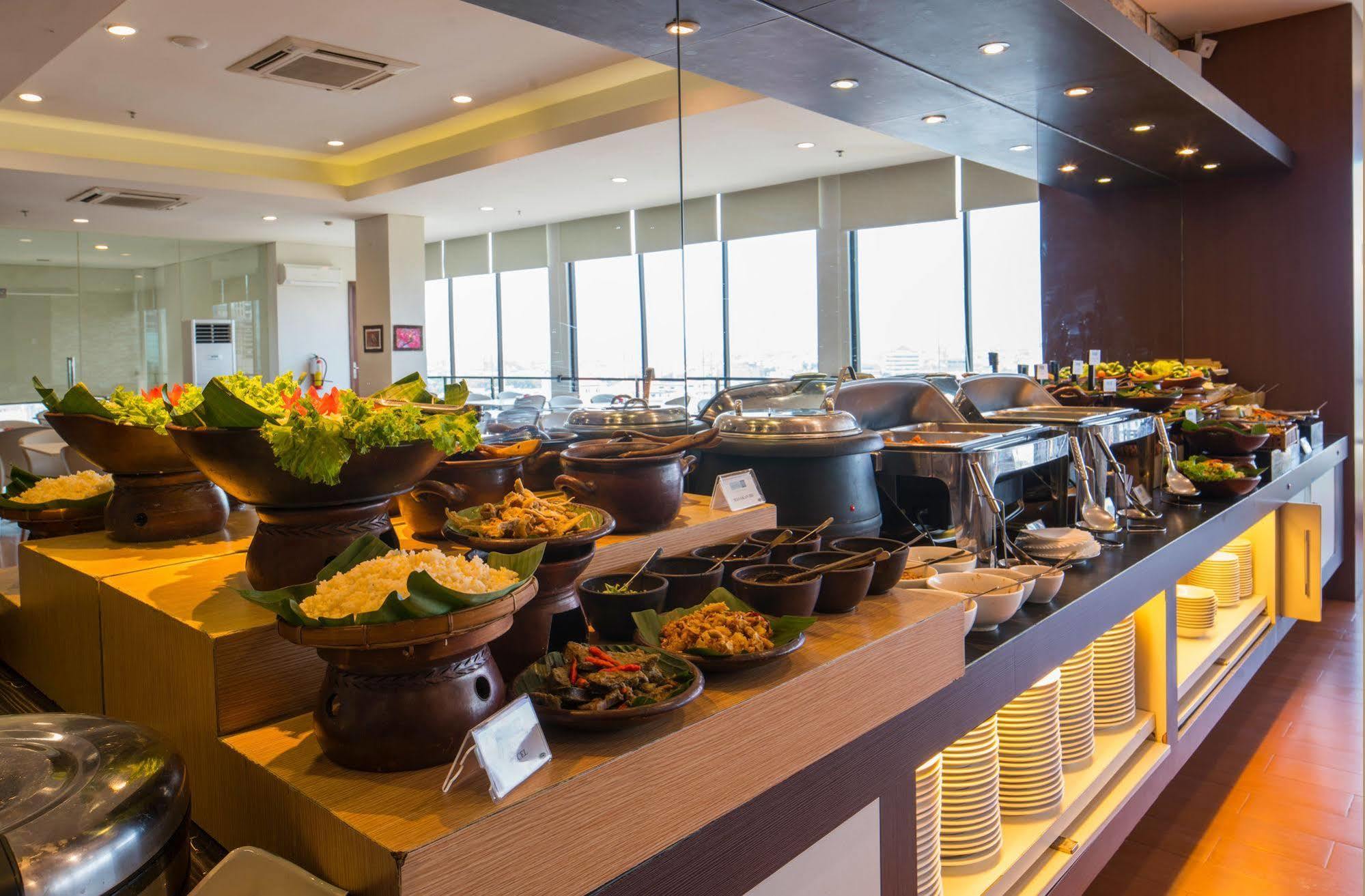Hotel 88 Embong Malang Tunjungan Surabaya By Wh - Breakfast With The Best View On The Highest Floor And Strategic Location In The City Center מראה חיצוני תמונה