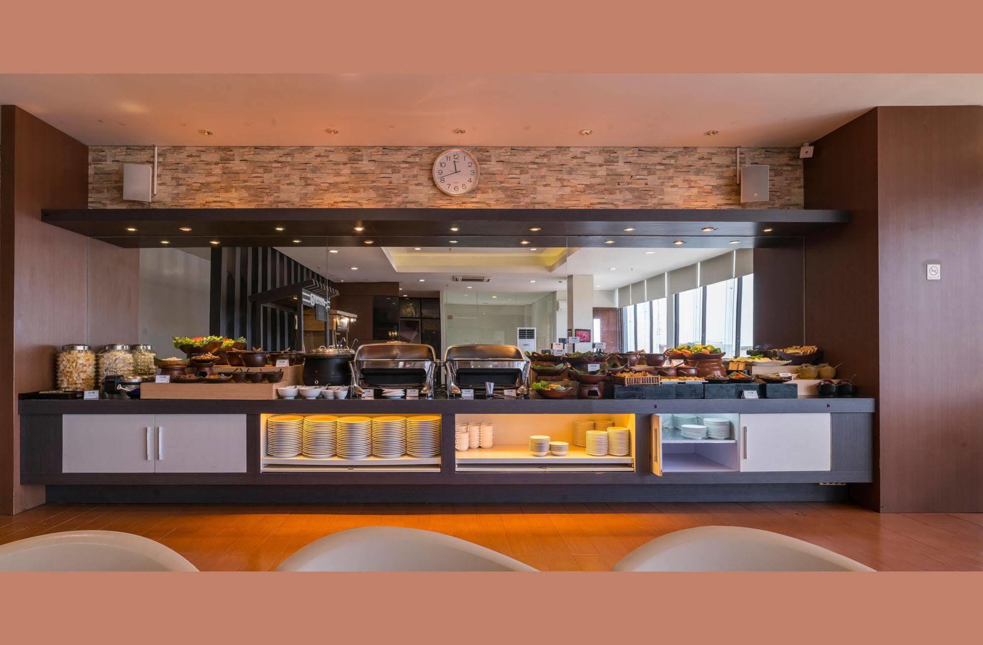 Hotel 88 Embong Malang Tunjungan Surabaya By Wh - Breakfast With The Best View On The Highest Floor And Strategic Location In The City Center מראה חיצוני תמונה