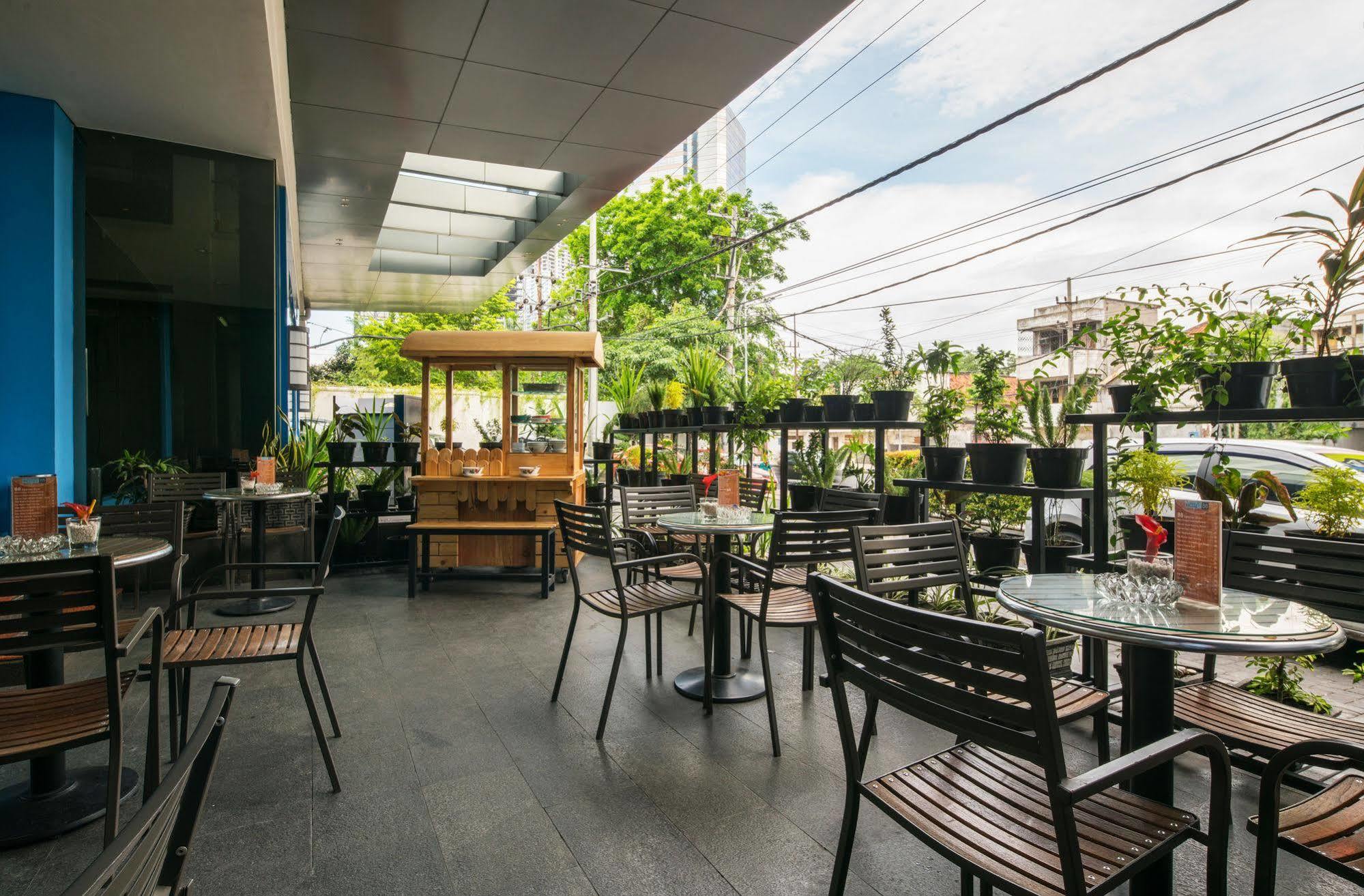 Hotel 88 Embong Malang Tunjungan Surabaya By Wh - Breakfast With The Best View On The Highest Floor And Strategic Location In The City Center מראה חיצוני תמונה