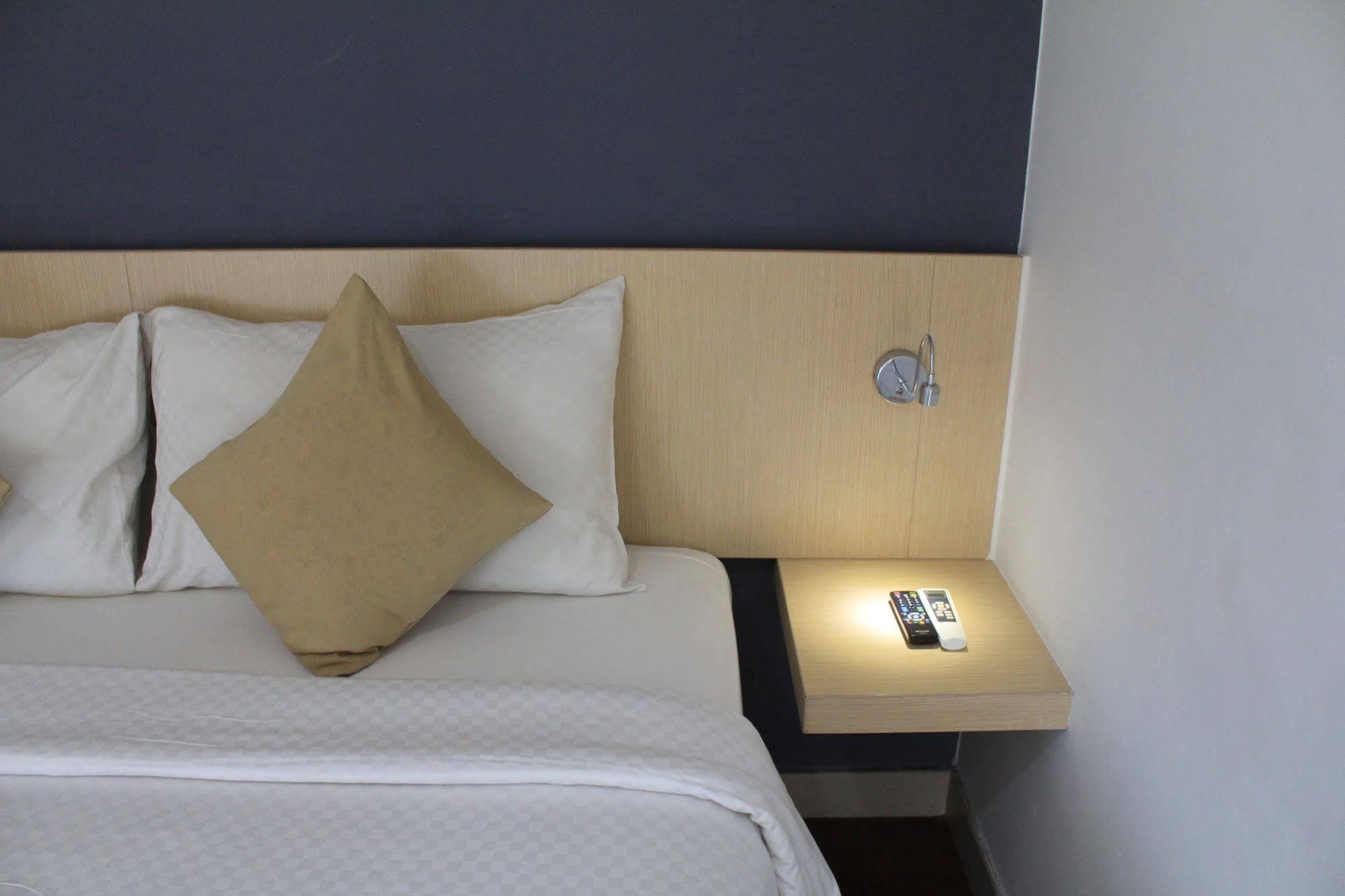 Hotel 88 Embong Malang Tunjungan Surabaya By Wh - Breakfast With The Best View On The Highest Floor And Strategic Location In The City Center מראה חיצוני תמונה